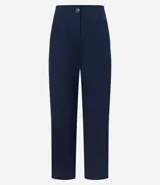 Pantalón zanahoria de sastrería color blanco, con cintura alta, trabillas y botón contrastante.