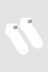 Par de medias cortas deportivas Umbro, color blanco con logo de la marca bordado en negro en la parte superior.