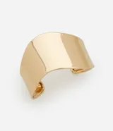 Pulsera rígida dorada con forma orgánica y diseño abierto.