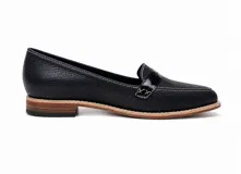 Mocasines de cuero plateado con acabado texturado, diseño clásico con costuras visibles y vira de suela natural cosida. Cuenta con taco plano de 2 cm y plantilla anatómica.