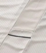Remera deportiva de corte regular, confeccionada en tejido técnico con tecnología Dry para mayor transpirabilidad. Presenta cuello redondo, mangas cortas y detalles reflectantes y texturizados en los hombros.