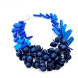 Collar corto de resina azul con piezas geométricas y esféricas.