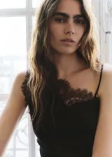 Vestido midi asimétrico de satén marrón oscuro, de corte recto y sin mangas, con detalles de encaje en el escote y en el ruedo.