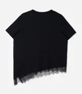 Blusa de manga corta con escote redondo, confeccionada en algodón. Presenta un diseño alargado con un detalle de encaje irregular aplicado en el ruedo, aportando un acabado asimétrico y delicado.