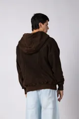 Campera oversize con capucha y cierre frontal, confeccionada en tela con acabado acid wash que le otorga un aspecto desgastado. Presenta costuras curvas decorativas en el frente y la espalda, puños y ruedo acanalados, y un calce relajado.
