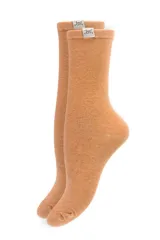Par de medias de caña media en color beige melange, con tejido liso y etiqueta pequeña con logo en el borde superior.