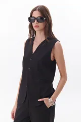 Chaleco marrón con botones, corte midi y escote en V.