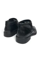 Botín de cuero color negro para hombre, con elástico lateral y cierre frontal con cremallera.