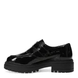 Zapato tipo mocasín de charol negro con suela track gruesa y cierre mediante hebilla metálica en el empeine.