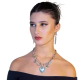 Collar de cadena de acero inoxidable plateada con dijes colgantes de acero y aleación: corazón radiante, candado, ala, estrella, pin de gancho y bola. Largo de 45cm regulable.