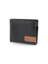Billetera plegable de cuero negro con detalle de parche en cuero color suela en la esquina inferior derecha que incluye el logo de la marca grabado.