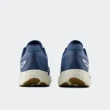 Championes de running New Balance modelo 680 V8, color azul con detalles en azul marino. Presentan amortiguación Fresh Foam en la entresuela de color crema y suela de goma.