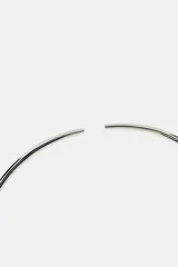Collar tipo choker rígido de diseño minimalista y acabado metálico plateado.