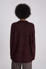 Sweater negro con brillo, de cuello alto y manga larga.