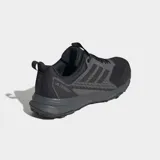 Championes de trail running Adidas Terrex Tracefinder 2 en color negro. Presentan un exterior de malla con refuerzos sintéticos para mayor durabilidad, amortiguación LIGHTMOTION y suela Traxion diseñada para ofrecer agarre en terrenos irregulares.