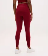 Legging deportiva de tiro alto confeccionada en microfibra, con recortes laterales en tejido canelado y bolsillo funcional. Presenta un diseño ajustado al cuerpo con largo hasta el tobillo.