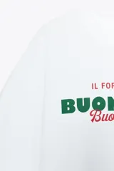 Camiseta blanca de manga corta y cuello redondo con estampado frontal en verde y rojo que dice "IL FORNELLO RUSTICO BUONA CASA Buon Appetito! - SINCE 1975 -".