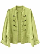 Chaqueta de lino color verde claro, con cuello mao, mangas largas, bolsillos delanteros y cierre frontal con nudos de pasamanería y botones.