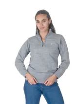 Buzo de punto color gris con cuello alto y cierre frontal parcial. Presenta puños y ruedo acanalados, con un pequeño logo bordado en el pecho.