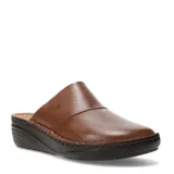 Zuecos de cuero negro con diseño de punta cerrada y suela de plataforma baja con costuras visibles.