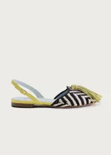 Ballerinas planas destalonadas de inspiración artesanal, con exterior en rafia trenzada con patrón en zigzag blanco y negro, y talón en napa color amarillo lima. Cuentan con una correa ajustable en el talón con hebilla dorada y una gran borla decorativa de flecos en el empeine.
