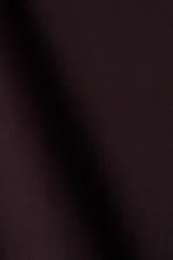 Top corto color bordó en punto elástico de viscosa, con escote bote, hombros caídos, mangas cortas amplias y sección superior superpuesta con diseño asimétrico efecto capa.