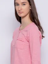 Remera negra de algodón de manga 3/4 con botones a presión y detalle de bolsillo con volado.