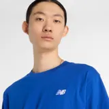 Remera azul de algodón con logo de New Balance estampado en el pecho.