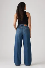 Jean de corte baggy con tiro medio y pierna ancha, confeccionado en denim azul con lavado clásico.