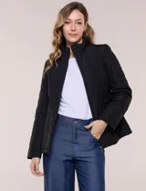 Campera negra capitoneada con diseño acolchado de rombos, cuello alto, cierre frontal y bolsillos laterales con cierre.