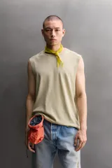 Musculosa Zara Athleticz de corte holgado, confeccionada en tejido ligero de lino y algodón, con cuello redondo y diseño sin mangas.