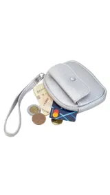 Monedero compacto de símil cuero con correa de mano, cierre perimetral y bolsillo frontal con solapa y botón a presión.
