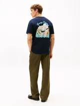 Remera de cuello redondo y manga corta, confeccionada en algodón regenerativo. Presenta un diseño liso en color azul marino con el logo de la marca bordado en el pecho en tonos celestes.