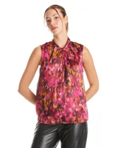 Blusa sin mangas de satén con estampado abstracto en tonos fucsia, rosa, naranja y negro. Presenta cuello alto con detalle de nudo frontal y cierre de botón en la espalda.