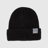 Gorro tipo beanie de punto con diseño waffle, color negro, con doblez ajustable y etiqueta de goma transparente con el logo de la marca.