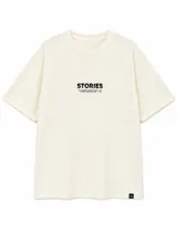 Remera de manga corta color verde militar, con cuello redondo y diseño gráfico estampado en el centro del pecho con texto en tipografía ovalada.