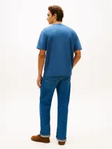 Remera de manga corta Tommy Hilfiger en color azul, con cuello redondo y gráfico bordado con el nombre de la marca y el año de fundación en el pecho.