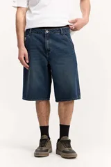 Bermuda de jean estilo baggy, color azul oscuro, con silueta amplia y largo por debajo de la rodilla, confeccionada en 100% algodón.