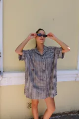 Vestido corto amarillo a cuadros blancos, con cuello mao, botones a tono, logo bordado a contratono en el frente y corte oversized.