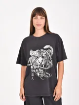 Remera gris oscuro con efecto acid wash, de corte holgado y estampado frontal de un tigre con una serpiente en blanco y negro, y caracteres japoneses.