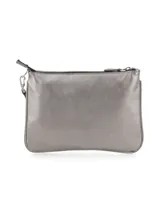 Cartera tipo sobre modelo Malenita, confeccionada en cuero color gris plateado con acabado metalizado. Cuenta con cierre superior y una correa de muñeca desmontable.