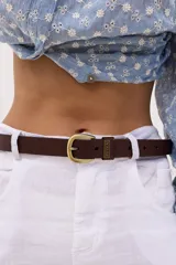 Cinturón marrón de cuero con hebilla dorada.