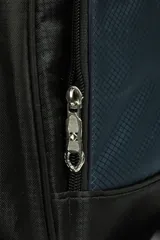 Bolso de poliéster color negro con bolsillo frontal y correa regulable.