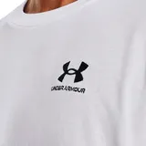 Remera Under Armour de hombre en color blanco, de manga corta y corte holgado, con el logo de la marca estampado en pequeño en el pecho.