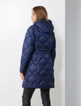 Campera de abrigo color beige con diseño acolchado a rombos, cierre central oculto con botones a presión, bolsillos delanteros con cierre y botones, capucha no desmontable con jareta de ajuste y bolsa autoportante.