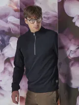 Buzo de frisa azul marino con cuello alto y cierre metálico azul.