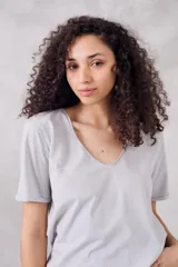 Remera gris de algodón con cuello en V y mangas cortas.