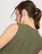 Chaleco negro de lino con botones frontales y forro interno.