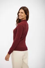 Polera de tejido fino color vino tinto, de manga larga y cuello alto tipo mock neck.