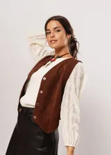 Blusa color manteca de cuello redondo y mangas largas abullonadas con puños elásticos.